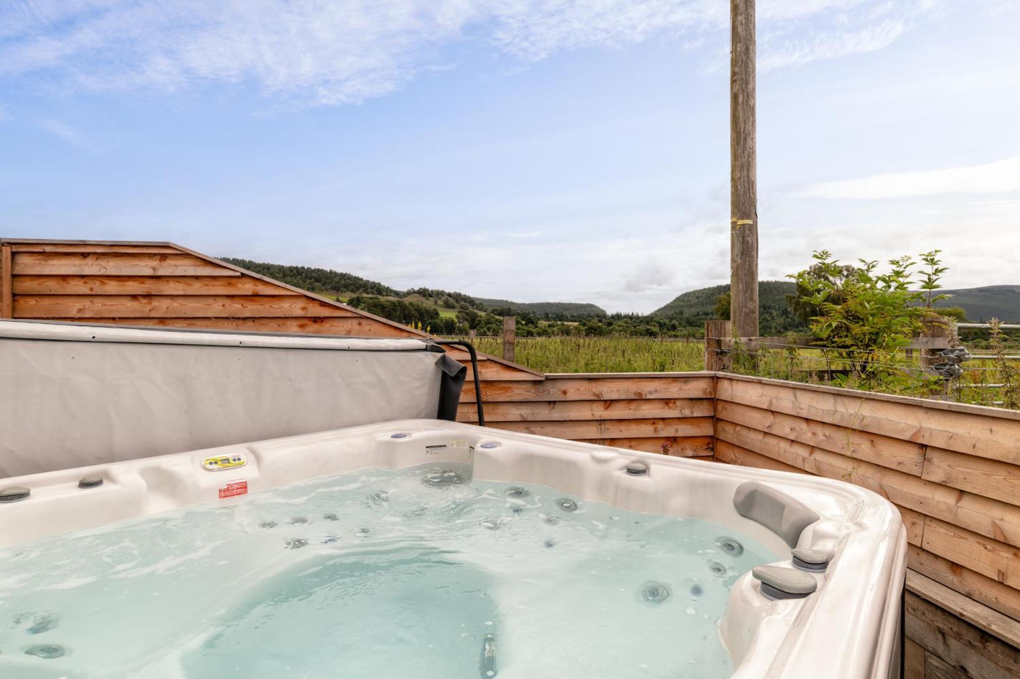 Alba - Charming Boutique Forest View Cabin With Hot Tub In 발라터 외부 사진